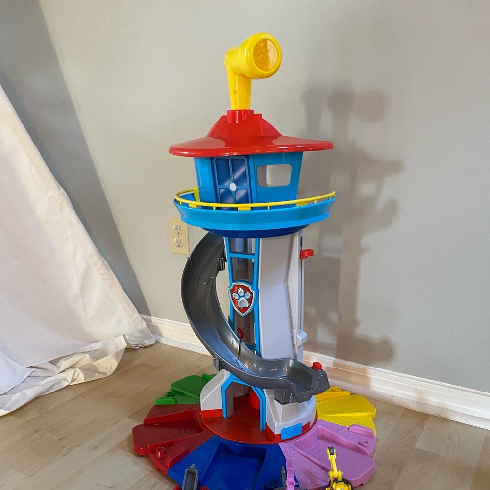 Paw Patrol lookout tower with cars and characters.